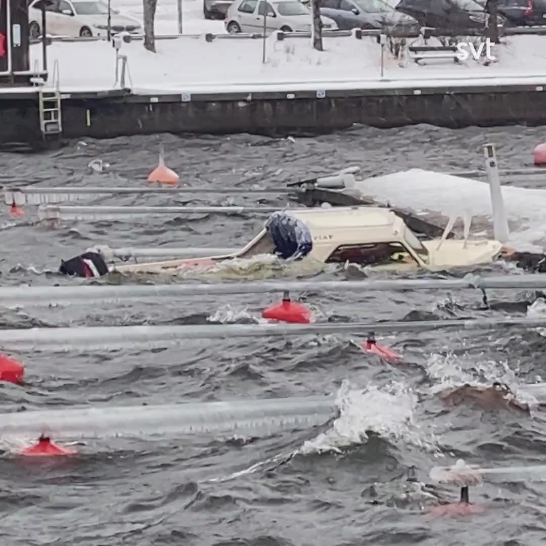 Räddningstjänsten försöker hacka bort isen från deras båt